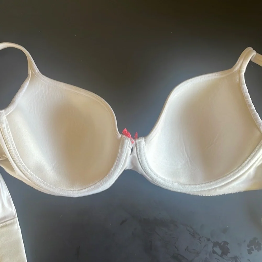 Body By Victoria Lined Demi Crochet Lace Bra Size 34DD‎